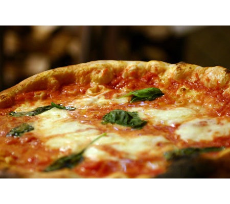 Pizza margherita napoletana con cornicione alto, appena sfornata